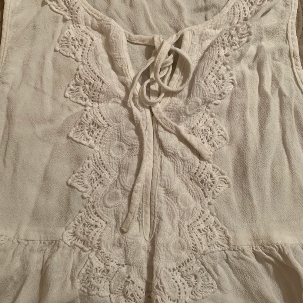 Blue Rain size Large White sleeveless top